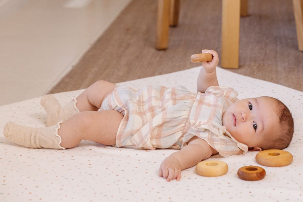 when do babies start talking? when do babies say their first word, 16 month old not talking