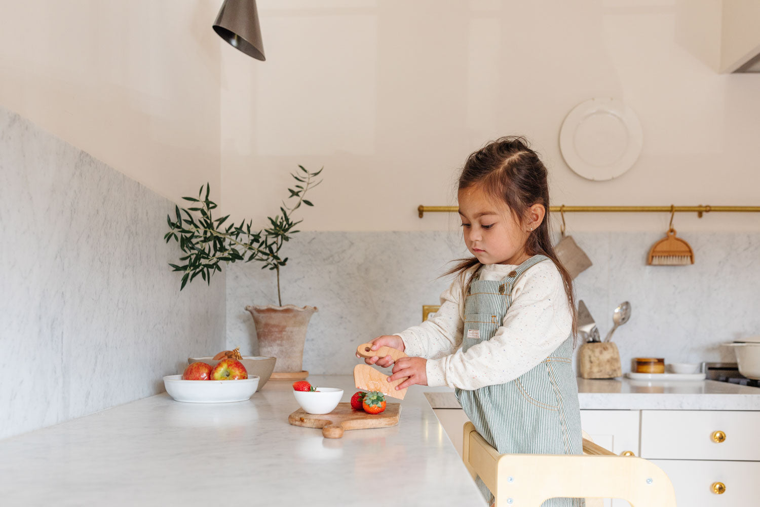 best knife for toddler, child uses Montessori knife