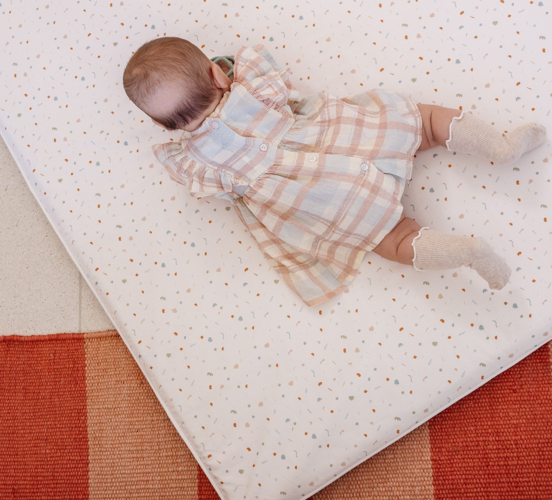 when do infants begin to crawl, how to help baby crawl, at what age do babies crawl