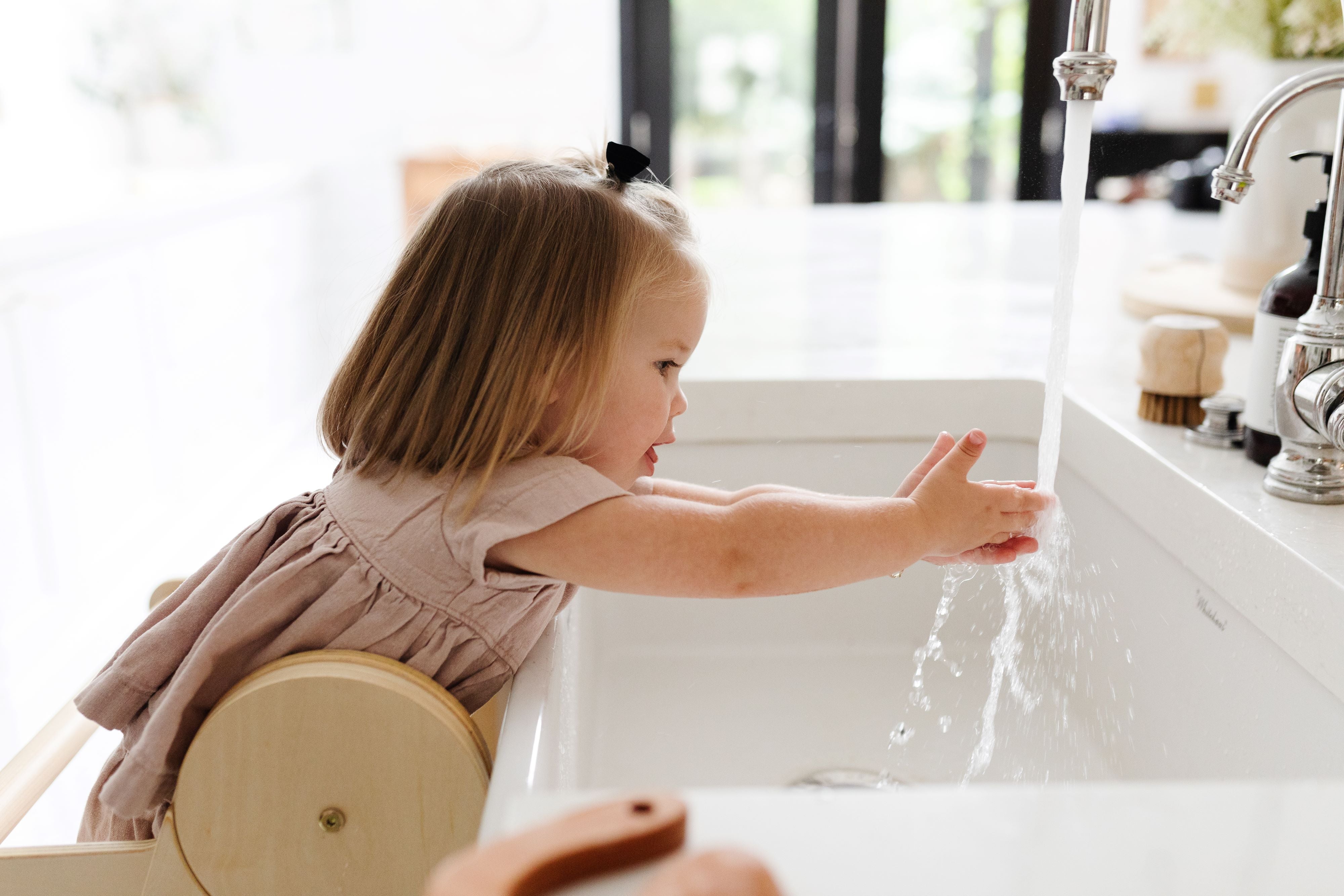 https://piccalio.com/cdn/shop/articles/activities_for_toddlers_kitchen_sink.jpg?v=1697564721&width=4000