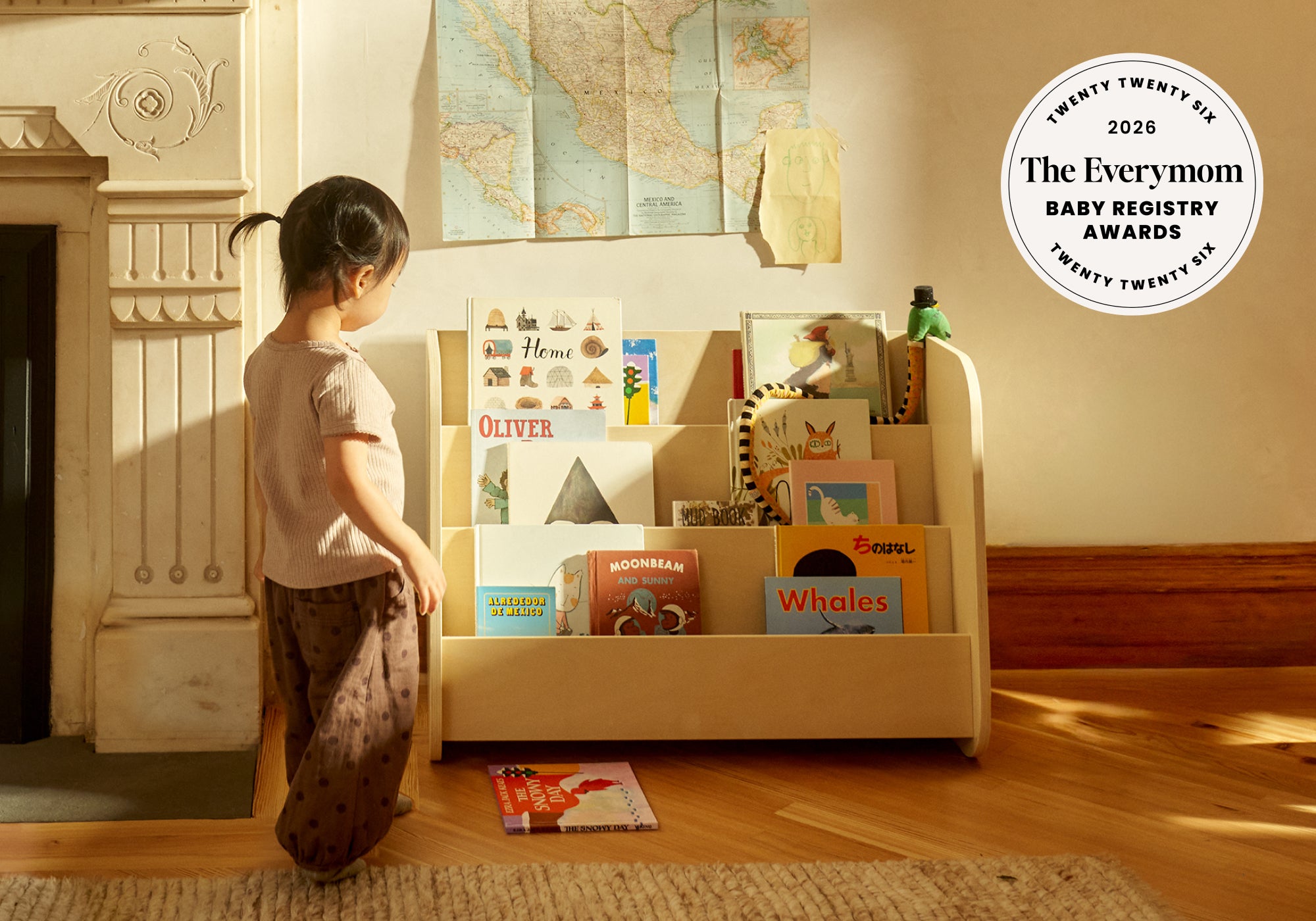 A young child browses books in the Piccalio Montessori Bookshelf, which won an Everymom Baby Registry Award in 2026