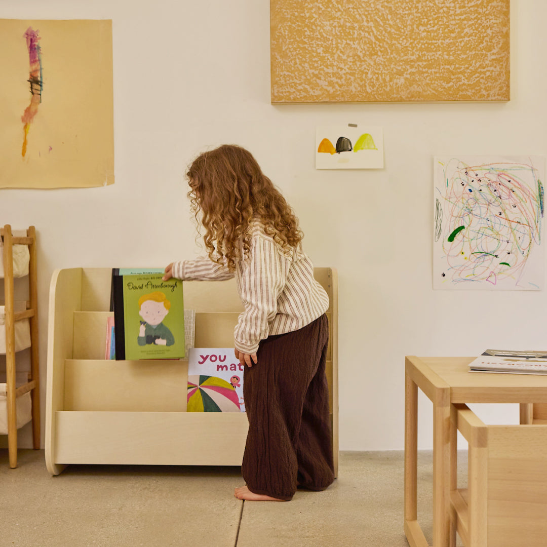 Montessori bookshelf for kids by Piccalio featuring 3 tiers and front-facing books in a child's bedroom.
